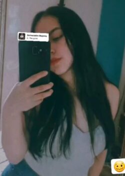 Daniela Ayala Tomandose un Selfie 4